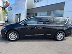 Used 2025 Chrysler Pacifica Select Minivan thumbnail 8