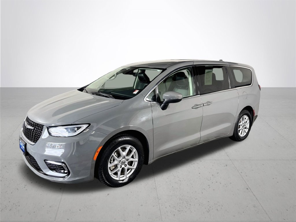 Used 2023 Chrysler Pacifica - photo 2
