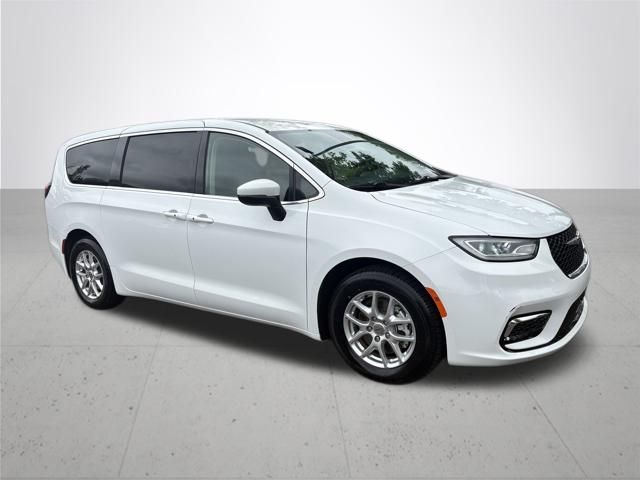 Used 2023 Chrysler Pacifica - photo 6