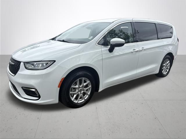 Used 2023 Chrysler Pacifica - photo 2