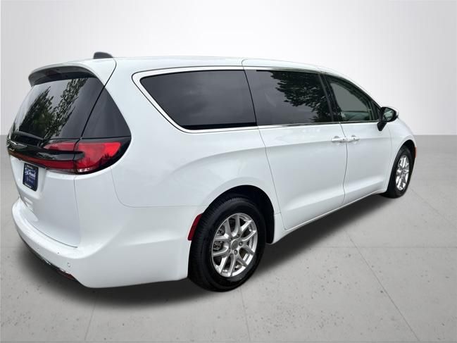 Used 2023 Chrysler Pacifica - photo 8