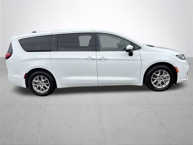 Used 2023 Chrysler Pacifica - photo 7
