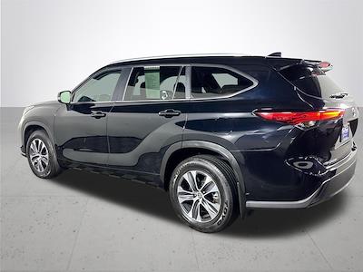 Used 2023 Toyota Highlander XLE AWD SUV for sale #V41109 - photo 2