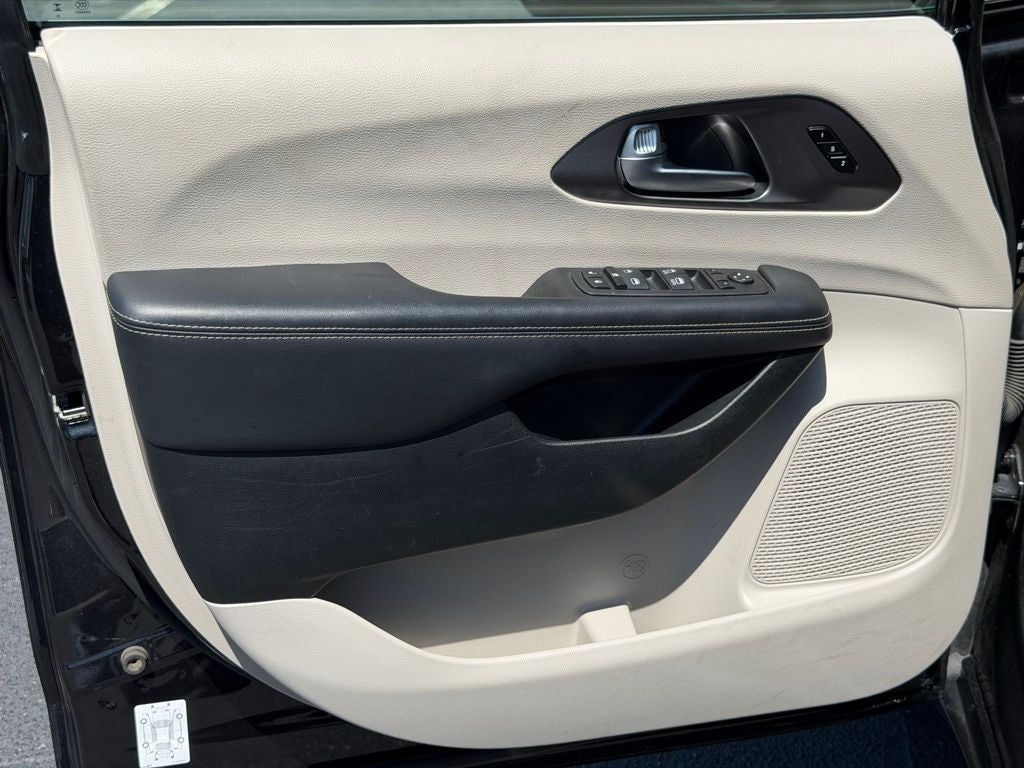 Used 2023 Chrysler Pacifica - photo 26