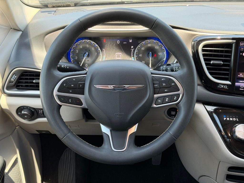 Used 2023 Chrysler Pacifica - photo 31