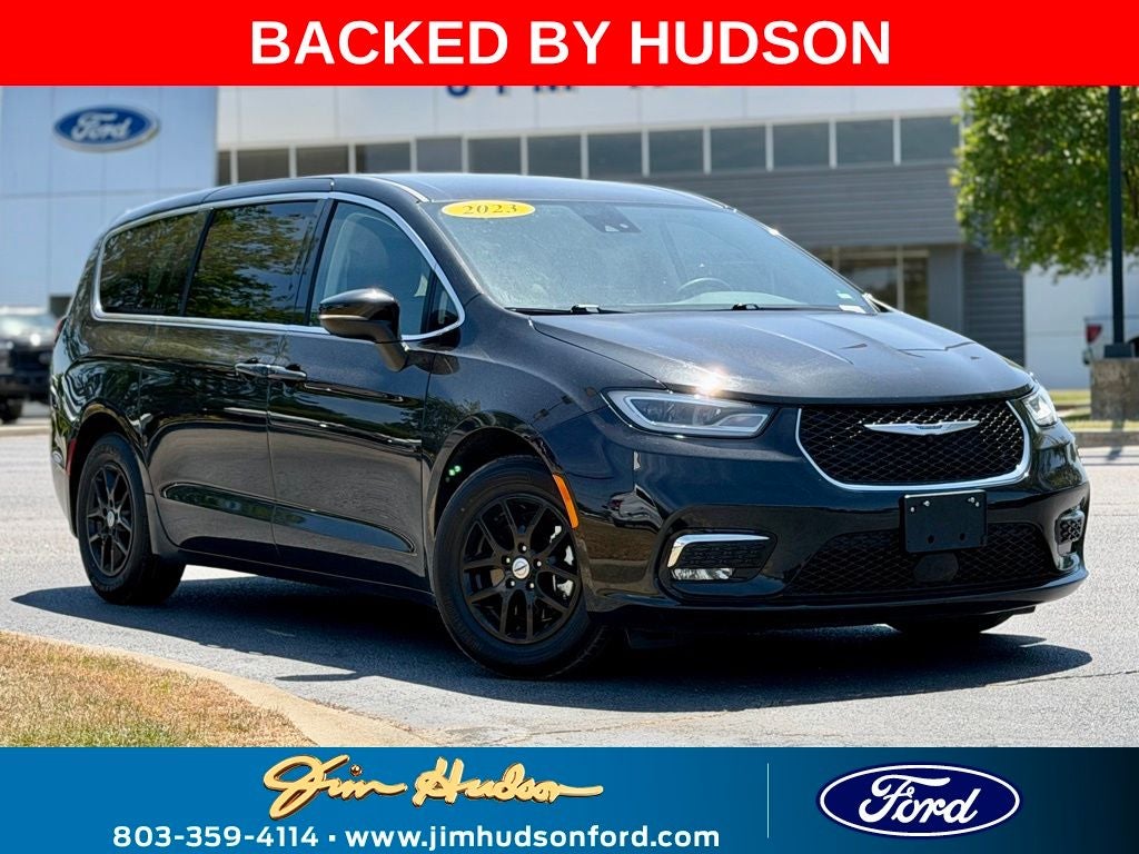 Used 2023 Chrysler Pacifica - photo 1