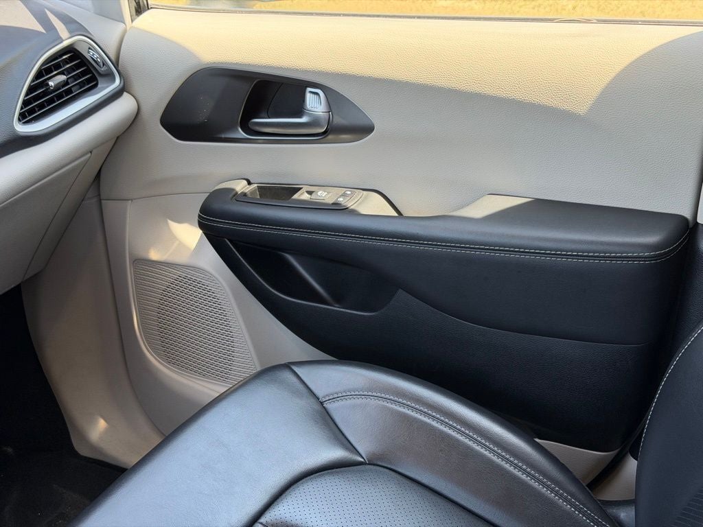 Used 2023 Chrysler Pacifica - photo 34