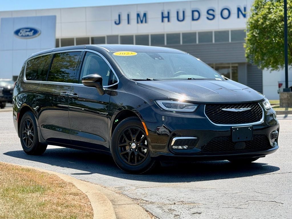 Used 2023 Chrysler Pacifica - photo 2