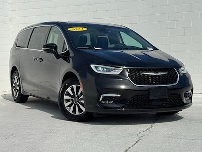 Used 2024 Chrysler Pacifica - photo 2