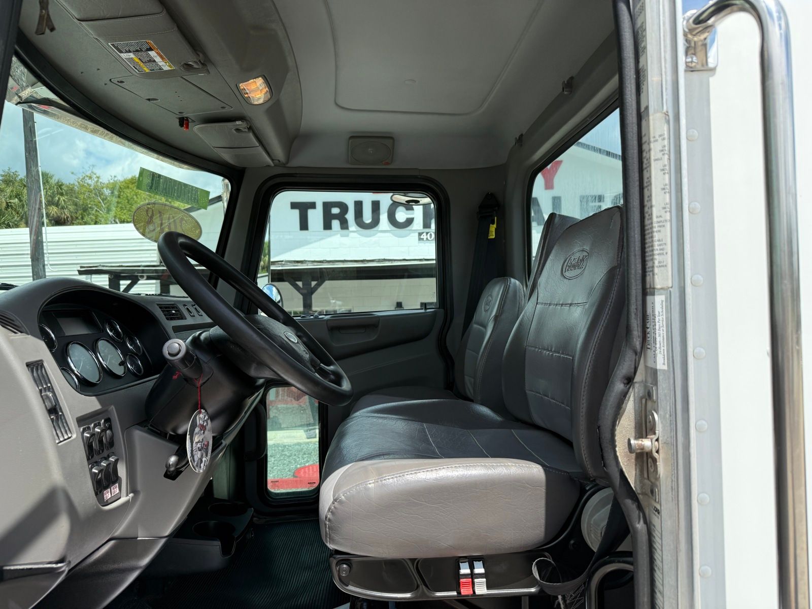 Used 2018 Peterbilt 337 - photo 19