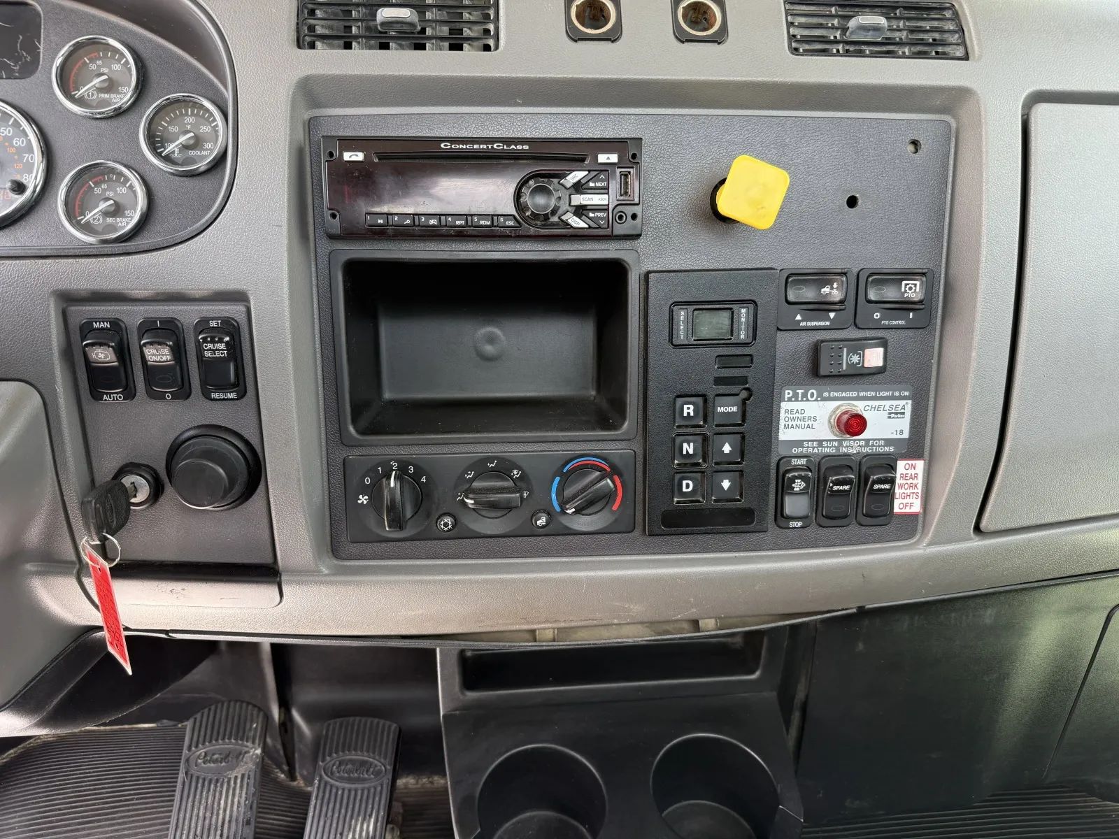Used 2018 Peterbilt 337 - photo 24