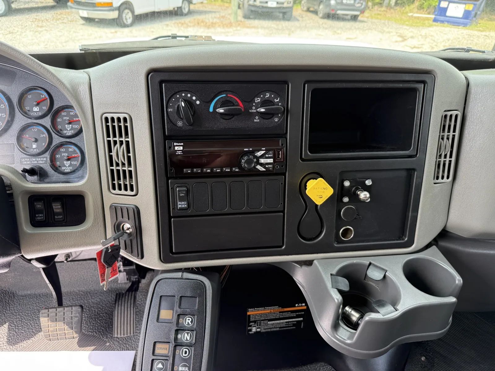 Used 2017 International DuraStar 4300 - photo 32