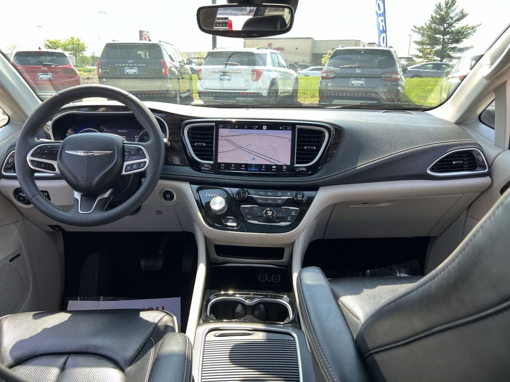 Used 2022 Chrysler Pacifica - photo 2