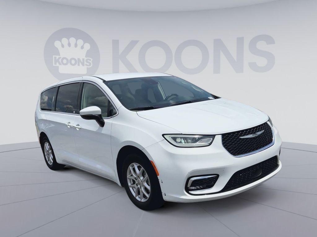 Used 2023 Chrysler Pacifica - photo 2