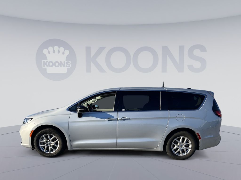 Used 2024 Chrysler Pacifica - photo 2