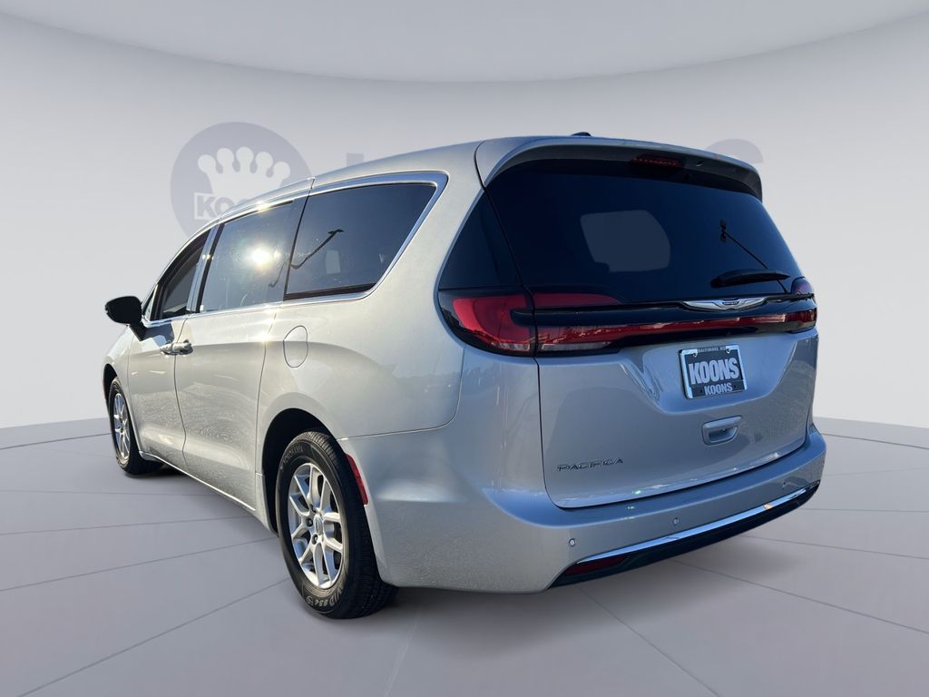 Used 2024 Chrysler Pacifica - photo 2