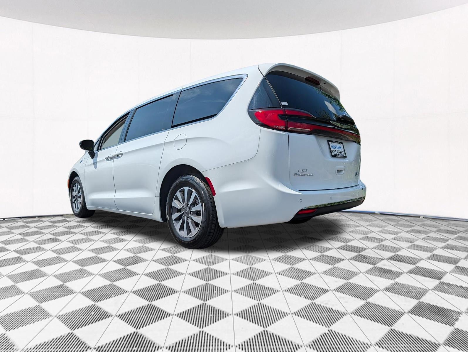 Used 2024 Chrysler Pacifica - photo 2
