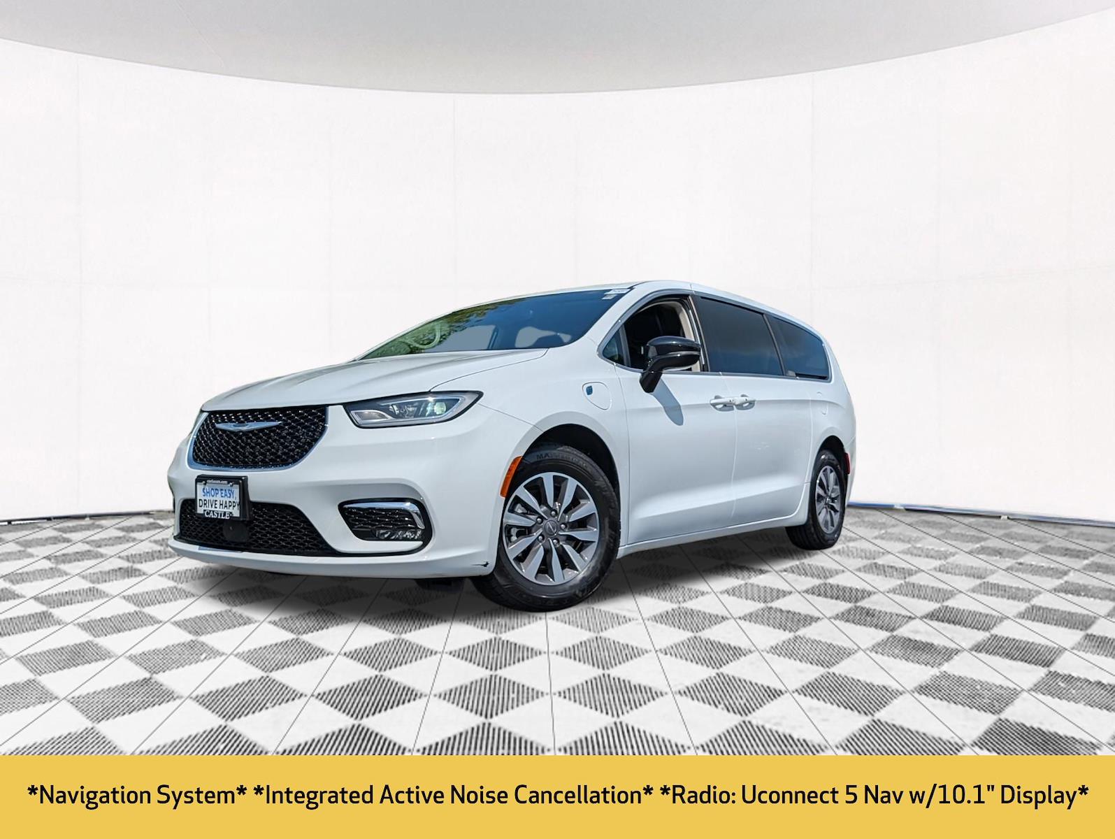 Used 2024 Chrysler Pacifica - photo 2