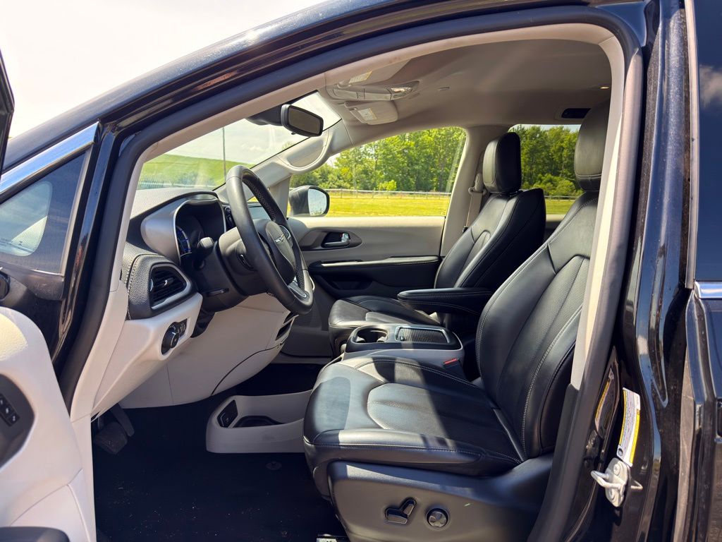 Used 2023 Chrysler Pacifica - photo 2