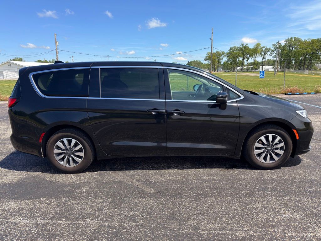 Used 2023 Chrysler Pacifica - photo 10