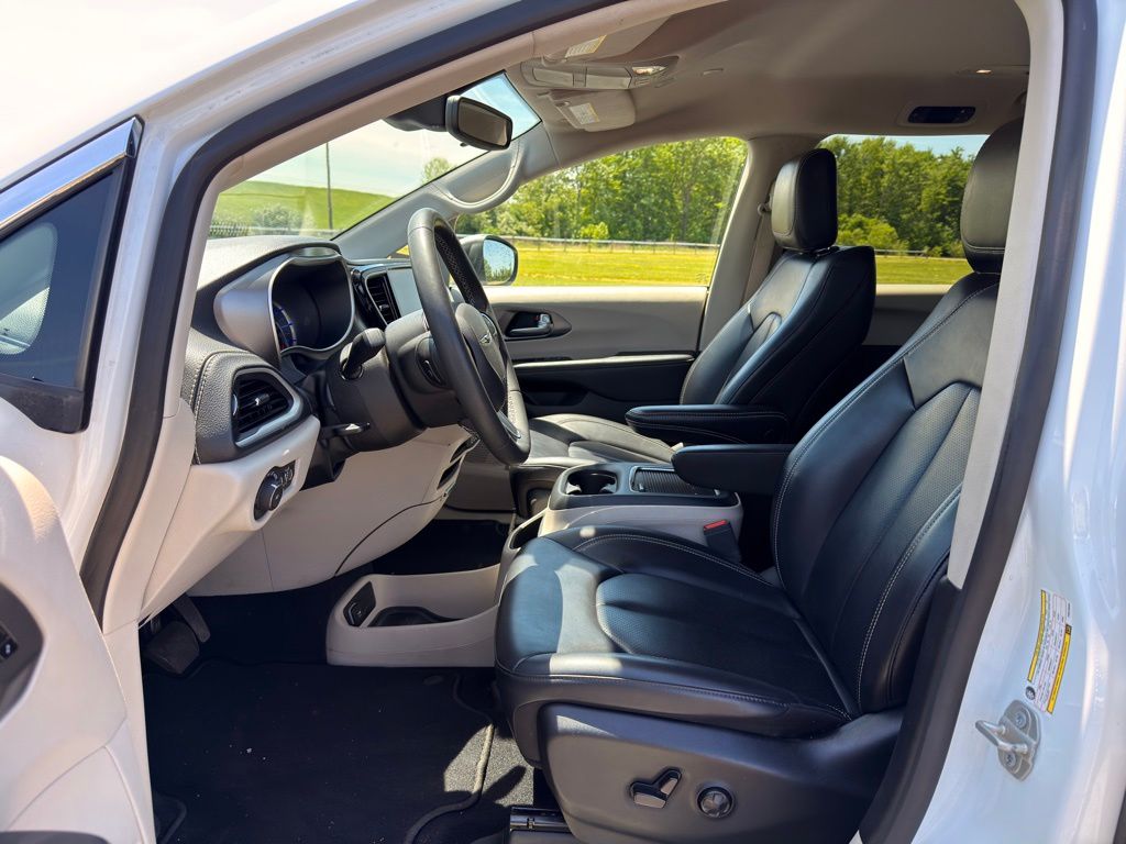 Used 2023 Chrysler Pacifica - photo 2