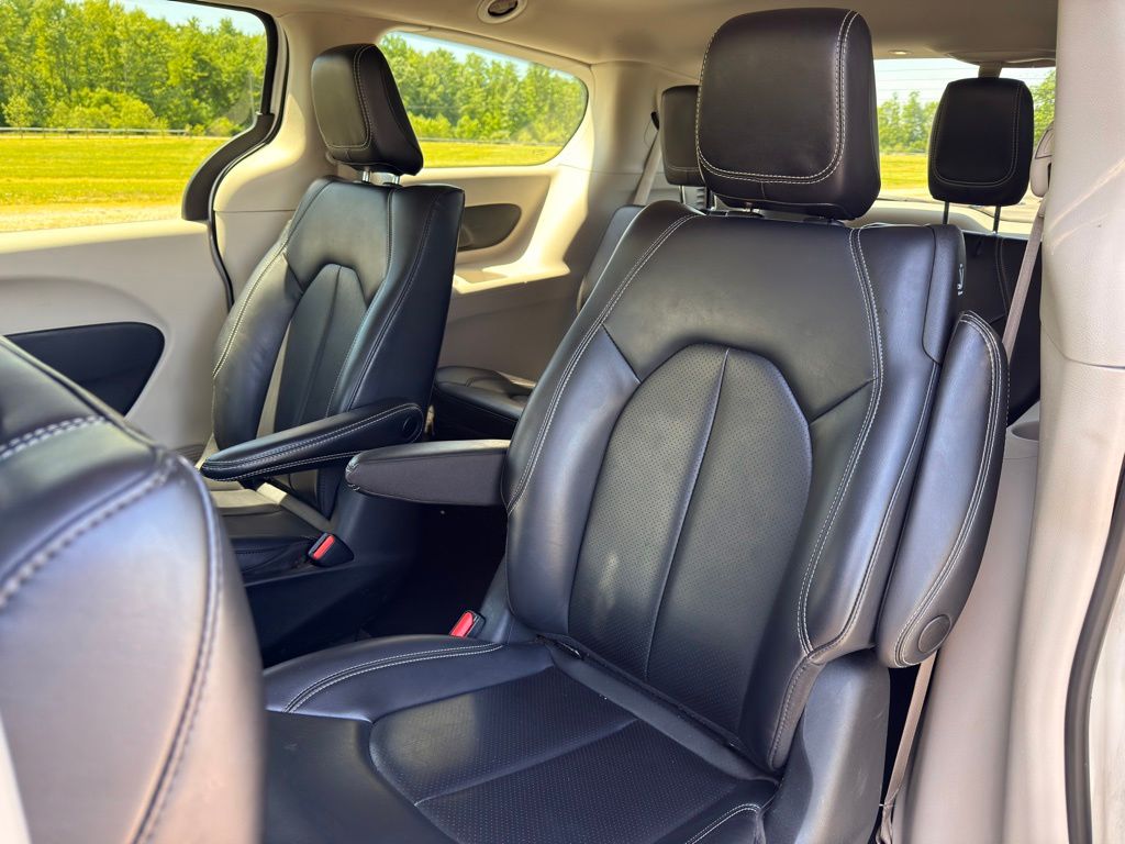 Used 2023 Chrysler Pacifica - photo 7