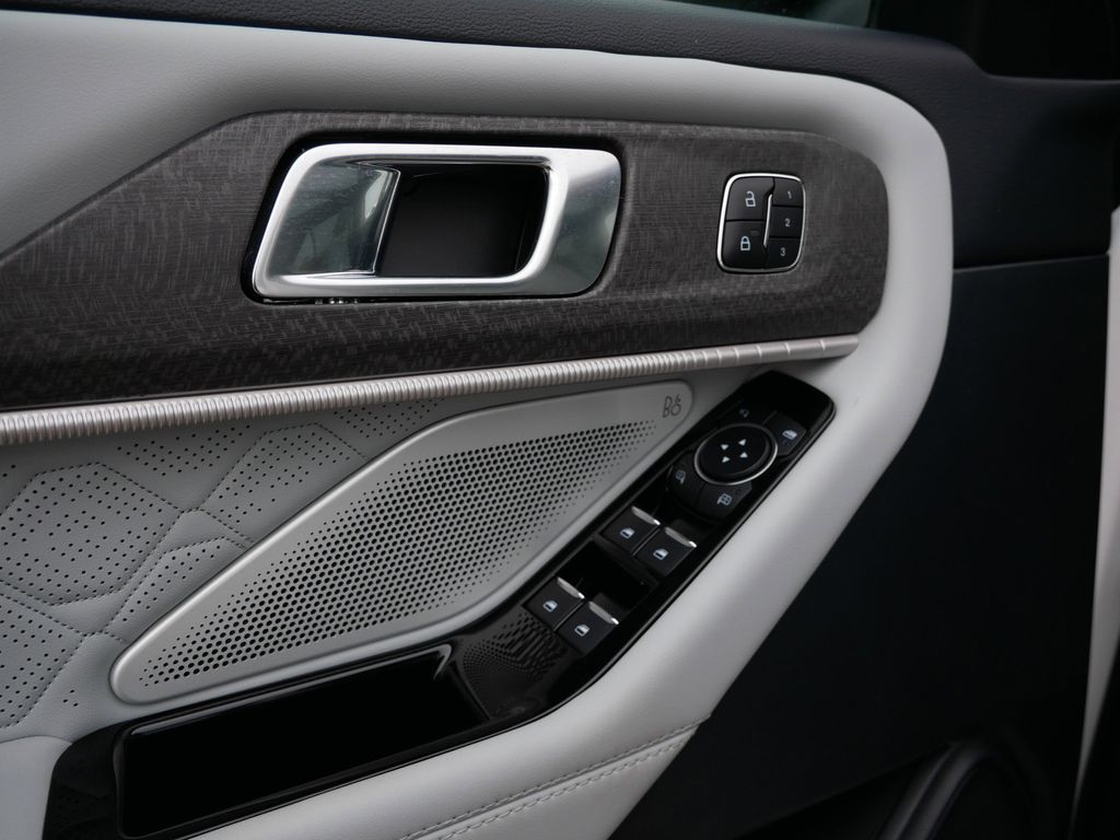 Used 2025 Ford Explorer - photo 19