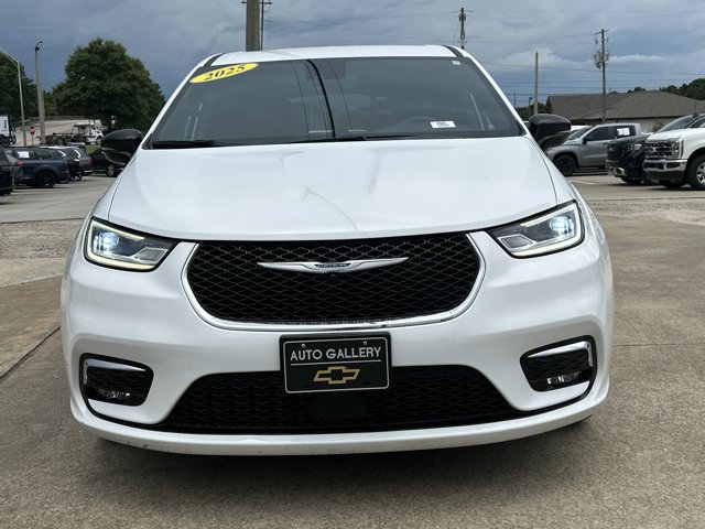 Used 2025 Chrysler Pacifica - photo 2