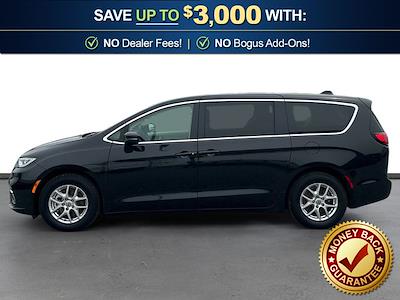 Used 2023 Chrysler Pacifica - photo 1