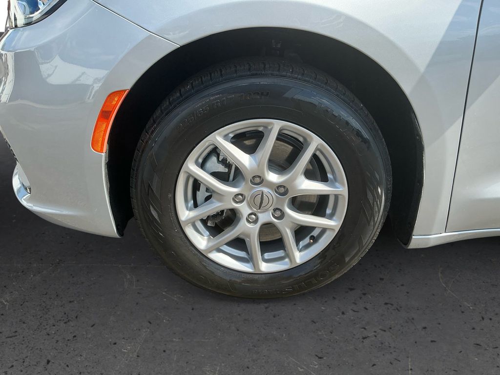 Used 2024 Chrysler Pacifica - photo 10