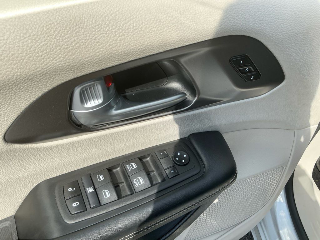 Used 2024 Chrysler Pacifica - photo 12