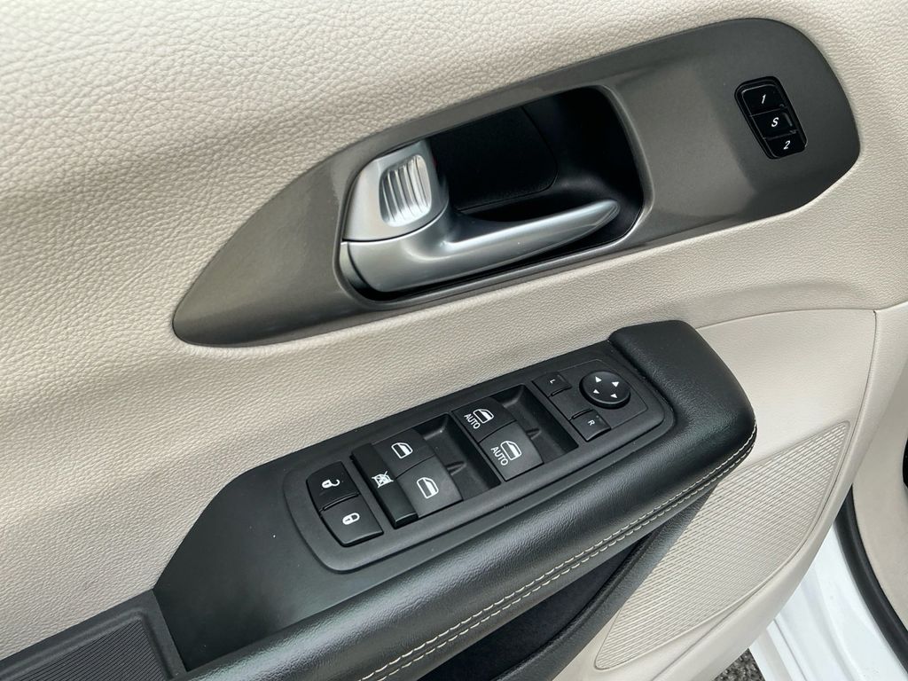 Used 2024 Chrysler Pacifica - photo 12