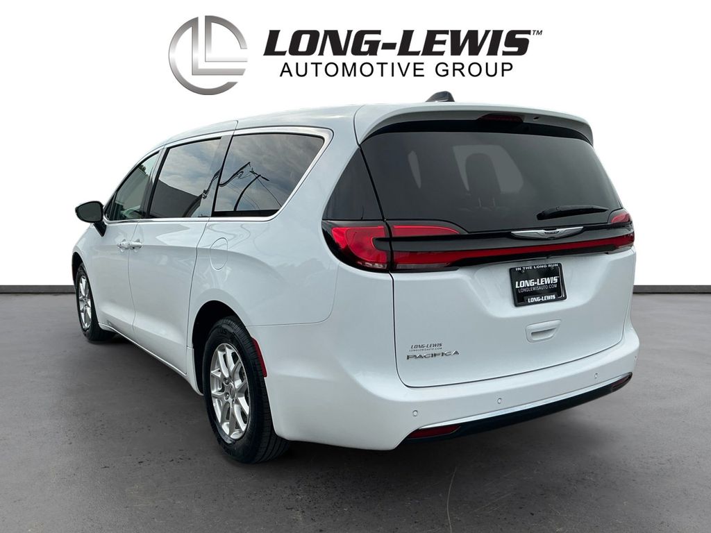 Used 2024 Chrysler Pacifica - photo 2