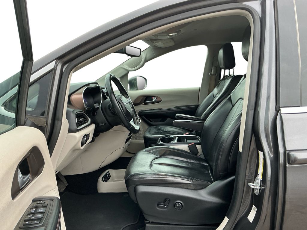 Used 2018 Chrysler Pacifica - photo 11