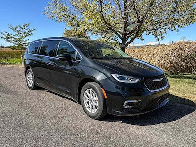 Used 2023 Chrysler Pacifica - photo 1
