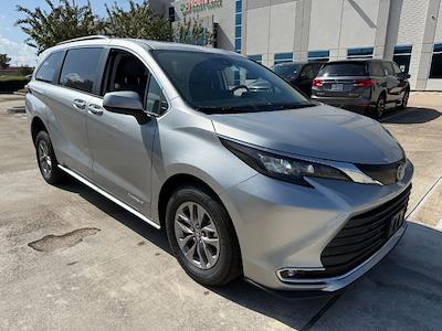 Used 2024 Toyota Sienna - photo 1