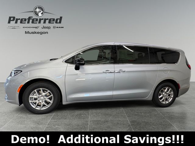 Used 2026 Chrysler Pacifica - photo 5
