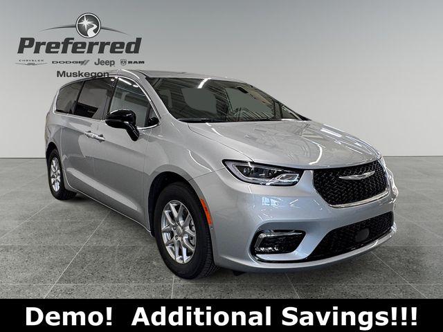 Used 2026 Chrysler Pacifica - photo 6