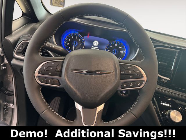 Used 2026 Chrysler Pacifica - photo 11
