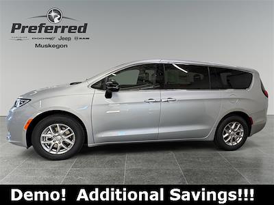 Used 2026 Chrysler Pacifica Select Minivan for sale #626003 - photo 2