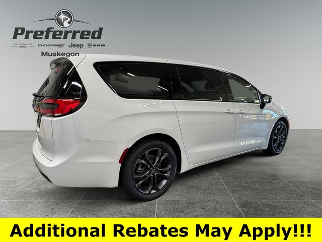 Used 2026 Chrysler Pacifica - photo 2