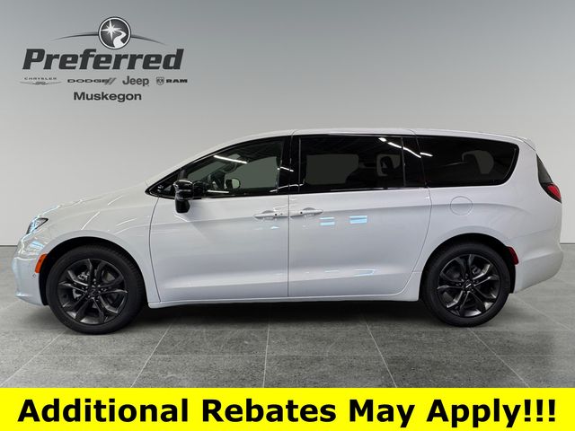 Used 2026 Chrysler Pacifica - photo 11