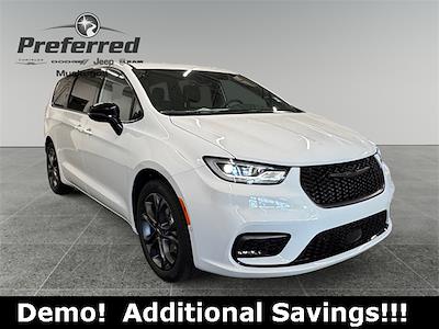 Used 2026 Chrysler Pacifica Select Minivan for sale #626048 - photo 1