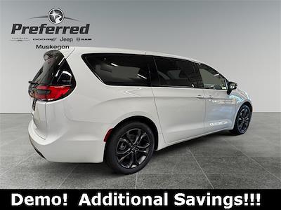 Used 2026 Chrysler Pacifica Select Minivan for sale #626048 - photo 2