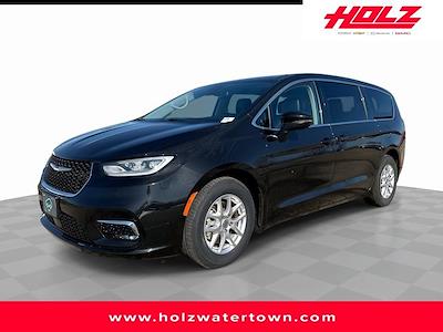 Used 2023 Chrysler Pacifica - photo 1