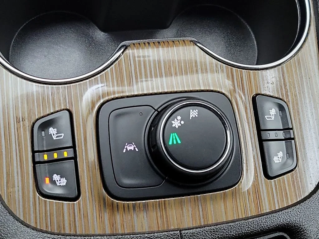 Used 2023 GMC Acadia - photo 17