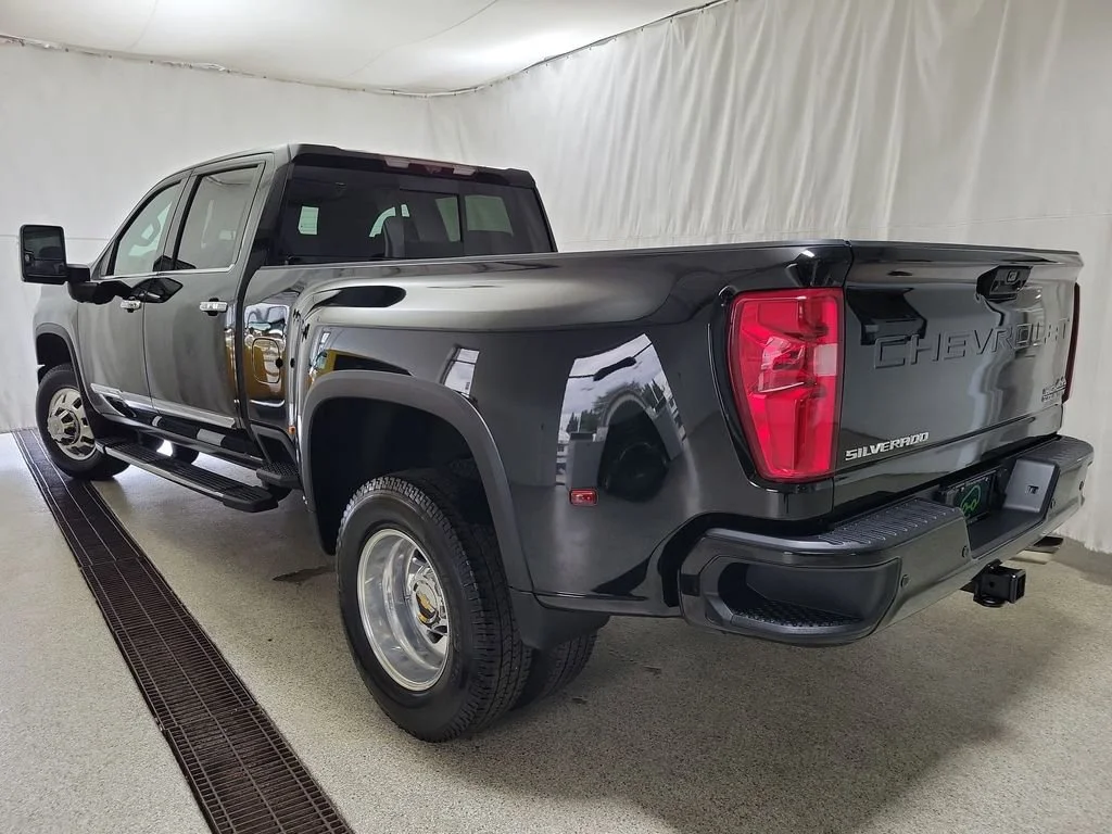 Used 2024 Chevrolet Silverado 3500 - photo 2
