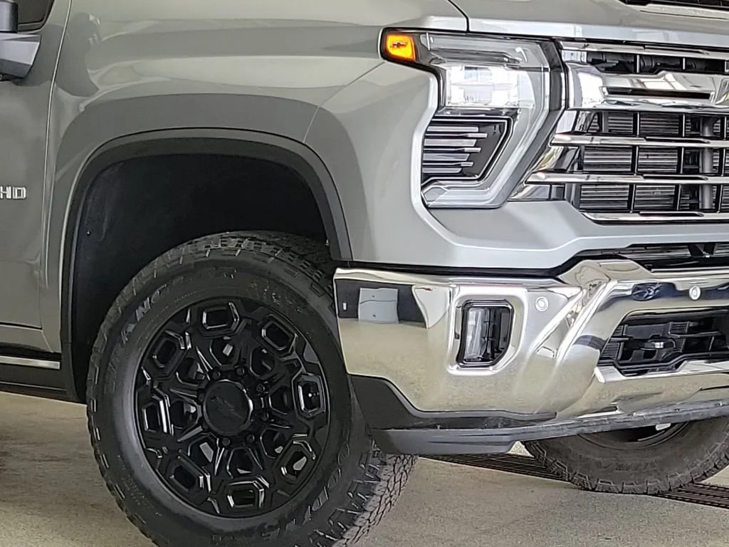 Used 2024 Chevrolet Silverado 2500 - photo 2
