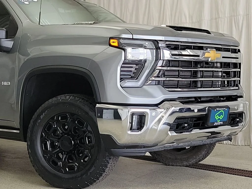 Used 2024 Chevrolet Silverado 2500 - photo 5