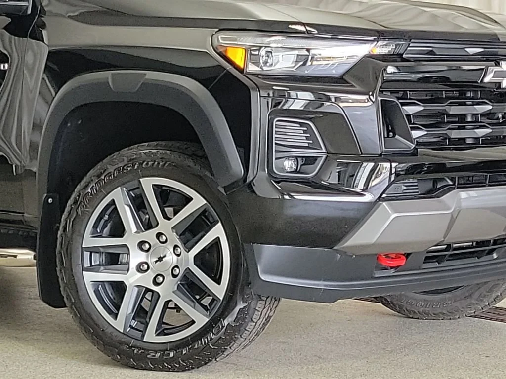 Used 2023 Chevrolet Colorado - photo 2